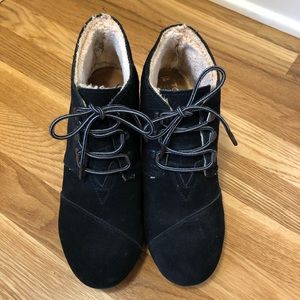 TOMS black quilted lace up booties, size 8
